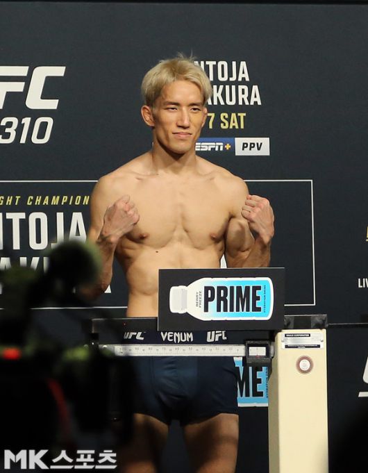 UFC 데뷔전부터 타이틀전을 치르는 아사쿠라 카이가 포즈를 취하고 있다. 사진(美 라스베가스)= 김재호 특파원