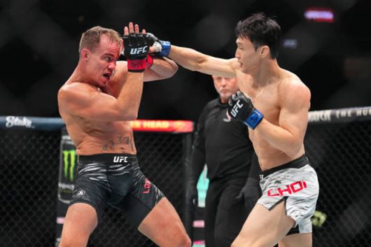 최두호(오른쪽)가 UFC 310 메인카드 제1경기에서 네이트 렌드웨어를 주먹으로 때리고 있다. 사진=TKO