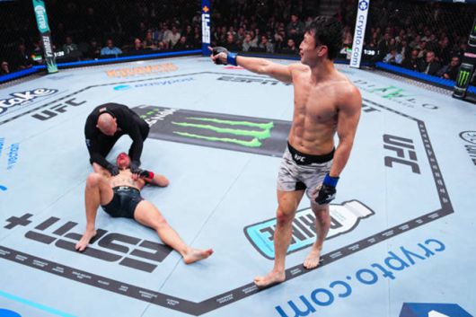 최두호가 UFC 310 메인카드 제1경기에서 네이트 렌드웨어를 TKO로 꺾은 후 세리머니를 하고 있다. 사진=TKO