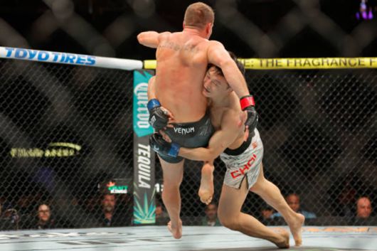 최두호가 UFC 310 메인카드 제1경기에서 네이트 렌드웨어를 넘어뜨리고 있다. 사진=TKO