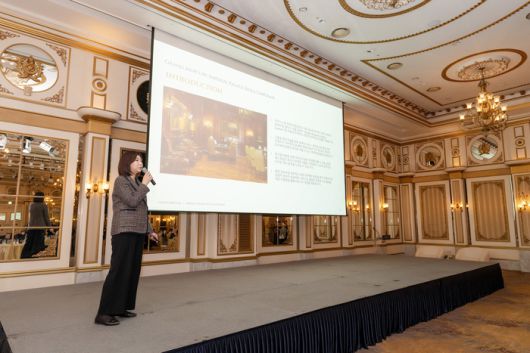 호텔 소개를 하고 있는 김경림 총지배인 / 사진=그랜드 머큐어 임피리얼 팰리스 서울 강남