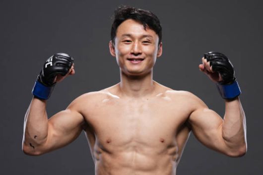 최두호가 UFC 310 메인카드 제1경기 승리 기념 촬영을 하고 있다. 사진=TKO