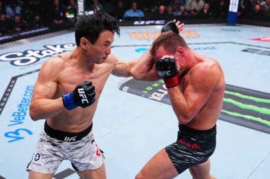 최두호가 UFC 310 메인카드 제1경기에서 네이트 렌드웨어를 공격하고 있다. 사진=TKO
