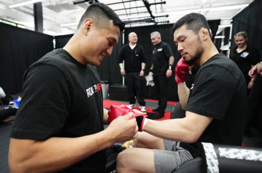 홍준영(오른쪽)이 ‘코리안 좀비’ 정찬성 도움을 받으며 Road to UFC 시즌3 페더급 준준결승을 준비하고 있다. 사진=TKO