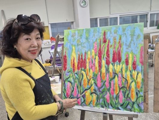 교수 출신 김순복 작가가 작업실에서 포즈를 취했다. 제공|김순복 작가