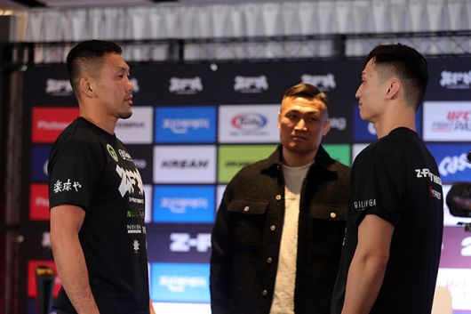 사토 다카시(왼쪽)와 장윤성이 호텔 마리나베이 서울 아라 ZFN 2 UFC 파이트 패스 메인카드 제4경기 공개 계체 행사에서 마주 보고 있다. 가운데는 정찬성 대표. 사진=이교덕 격투기 전문기자 제공
