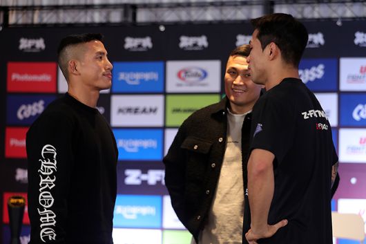 윤창민(왼쪽)이 박찬수와 호텔 마리나베이 서울 아라 ZFN 2 UFC 파이트 패스 코-메인이벤트 공개 계체 행사에서 마주 보고 있다. 가운데는 정찬성 대표. 사진=이교덕 격투기 전문기자 제공
