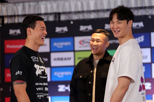 김한슬(오른쪽)과 황인수가 호텔 마리나베이 서울 아라 ZFN 2 UFC 파이트 패스 메인이벤트 공개 계체 행사에서 마주보다 웃고 있다. 가운데는 정찬성 대표. 사진=이교덕 격투기 전문기자 제공