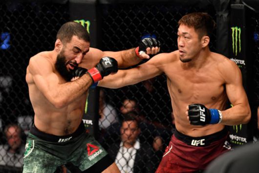 사토 다카시(오른쪽)가 훗날 제14대 UFC 웰터급 챔피언이 되는 벨랄 무함마드를 2019년 9월 공격하고 있다. 사진=TKO