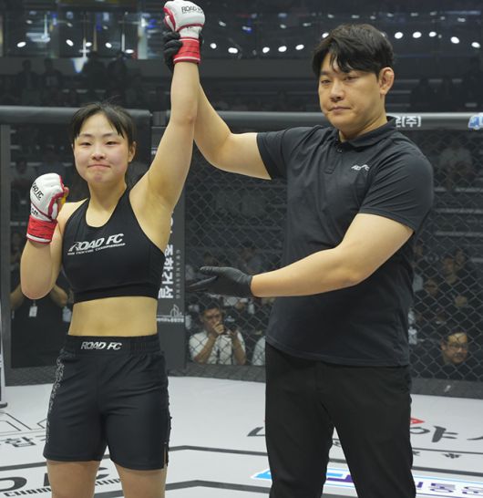 신유진(왼쪽)이 2024년 4월 로드FC 프로 5연승 및 아마추어 포함 데뷔 9연승 선언을 받고 있다. 사진=세계격투스포츠협회