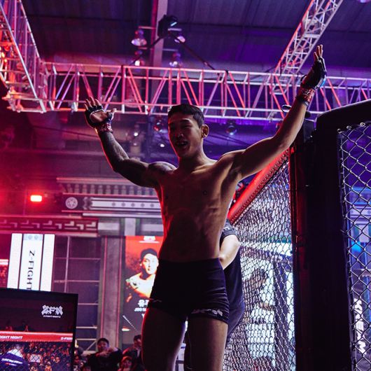 유주상이 ZFN 2 메인카드 제5경기 KO승 후 경기도 고양시 KINTEX 제2전시장 7A홀 현장 관중의 환호를 유도하고 있다. 사진=MCP ECC 제공