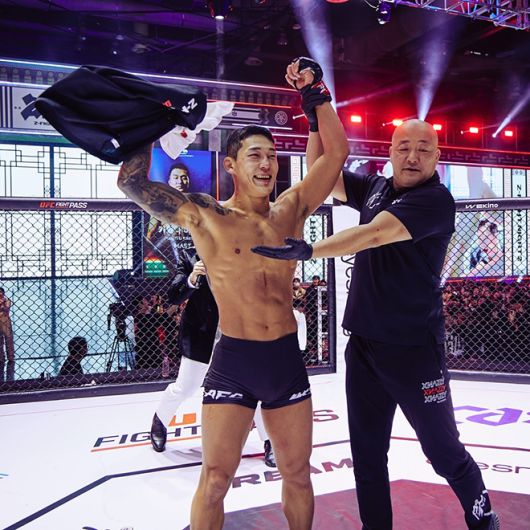 유주상이 ZFN 2 메인카드 제5경기 승리 선언을 받고 있다. 이번 대회는 UFC Fight Pass로 세계 200여 나라에 생중계됐다. 사진=MCP ECC 제공