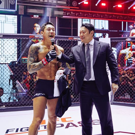 유주상(왼쪽)이 ZFN 2 메인카드 제5경기 승리 소감을 말하고 있다. 사진=MCP ECC 제공