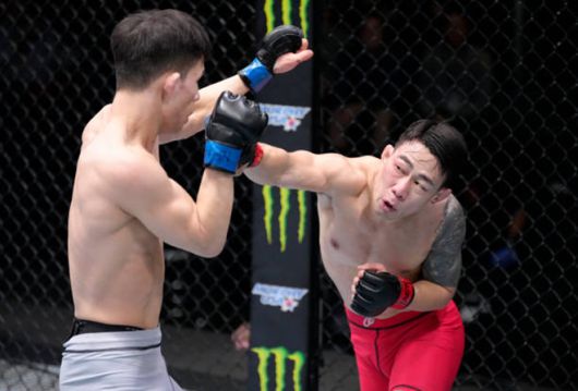최승국(오른쪽)이 Road to UFC 시즌1 결승전을 치르고 있다. 사진=TKO