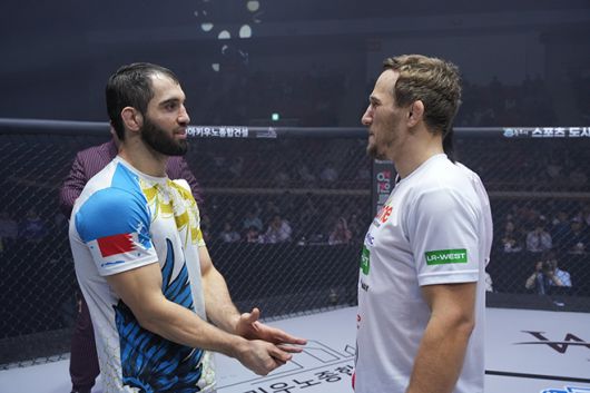 카밀 마고메도프(왼쪽)와 아르투르 솔로비예프가 제2회 로드FC 글로벌 토너먼트 라이트급 결승 진출 후 마주 보고 있다. 사진=세계격투스포츠협회