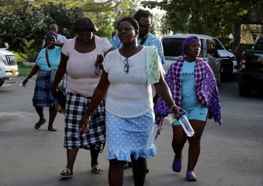 데시 바우테르서 전 수리남 대통령의 죽음을 애도하기 위해 자택 앞으로 모여든 지지자들. <사진=로이터 연합뉴스>