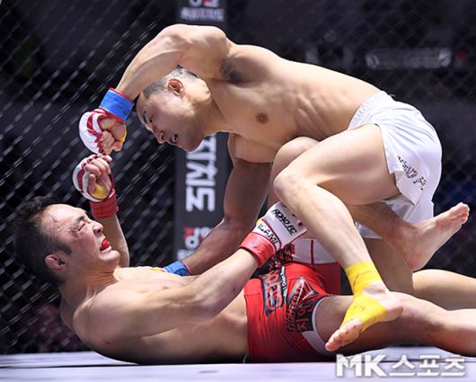 김수철(왼쪽)이 제2회 로드FC 글로벌 토너먼트 결승전 다운당한 후 양지용의 그라운드 앤드 파운딩에 저항하고 있다. 사진=천정환 기자