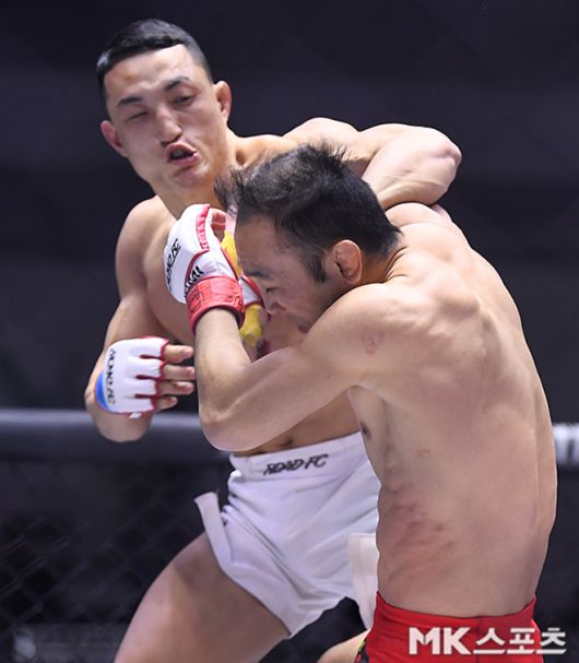 양지용(왼쪽)이 제2회 로드FC 글로벌 토너먼트 63㎏ 결승에서 김수철을 공격하고 있다. 사진=천정환 기자