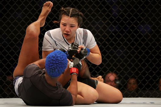 김지연이 UFC 277에서 그래플링 공방을 펼치고 있다. 사진=Getty Images=연합뉴스 제공