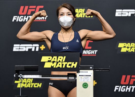 김지연이 2020년 8월 UFC on ESPN+ 33 플라이급 계체 통과 후 기념 촬영을 하고 있다. 사진=TKO