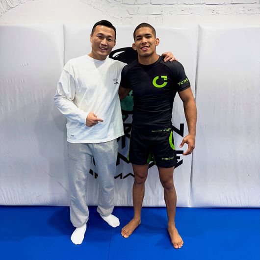 마테우스 카밀루(오른쪽)가 ZFN 2 준비를 위해 정찬성 체육관 ‘코리안좀비MMA’를 찾아 기념 촬영을 하고 있다. 사진@matheuscamilomma