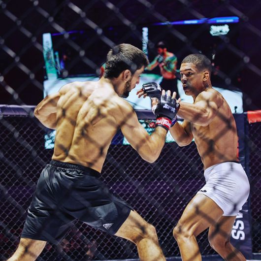 마테우스 카밀루(오른쪽)가 ZFN 2 UFC 파이트 패스 제3경기에서 러시아종합격투기연맹 독립국가연합선수권대회 페더급 금메달리스트 도롭쇼흐 나보토프보다 먼저 타격하고 있다. 사진=MCP ECC 제공