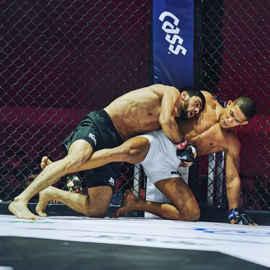 도롭쇼흐 나보토프(왼쪽)가 ZFN 2 UFC 파이트 패스 제3경기에서 마테우스 카밀루가 일어나지 못하게 애쓰고 있다. 사진=MCP ECC 제공