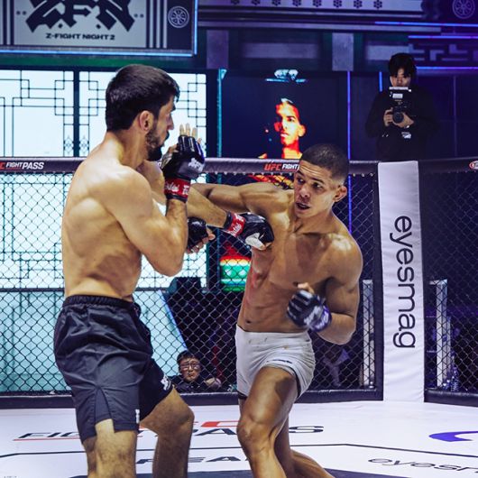 마테우스 카밀루(오른쪽)가 ZFN 2 UFC 파이트 패스 제3경기에서 러시아 FNL 라이트급 챔피언 도롭쇼흐 나보토프를 팔꿈치로 때리고 있다. 사진=MCP ECC 제공