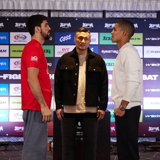 마테우스 카밀루(오른쪽)가 도롭쇼흐 나보토프와 호텔 마리나베이 서울 아라 ZFN 2 UFC 파이트 패스 제3경기 공개 계체 행사에서 마주 보고 있다. 가운데는 정찬성 대표. 사진=MCP ECC 제공