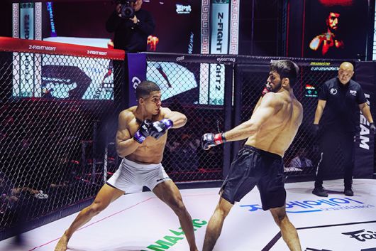 마테우스 카밀루(왼쪽)가 ZFN 2 UFC 파이트 패스 제3경기 타격 시도를 통해 테이크다운을 원하는 도롭쇼흐 나보토프를 뒤로 물러나게 하고 있다. 사진=MCP ECC 제공