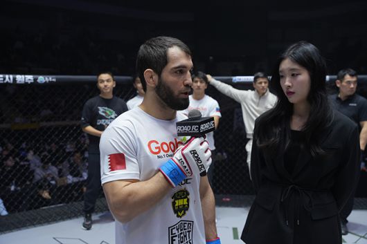 카밀 마고메도프가 제2회 로드FC 글로벌 토너먼트 결승전 취소 후 마련된 원매치를 이긴 후 제주항공 2216편 활주로 이탈 사고를 추모하고 있다. 사진=세계격투스포츠협회