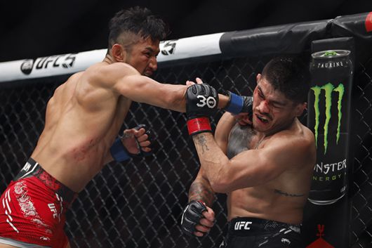 강경호(왼쪽)가 2023년 11월 UFC295 계약 체중 62.6㎏ 경기에서 존 카스타녜다를 공격하고 있다. 만장일치 판정패를 당하여 3연승 및 7경기 6승이 무산됐다. 사진=Getty Images=연합뉴스 제공