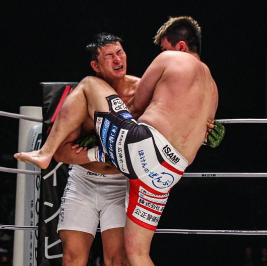 로드FC 챔피언 김태인이 2024년 연말 일본 라이진 데뷔전에서 제12회 극진 공수도 마쓰이파 세계선수권대회 금메달리스트 우에다 미키오 무릎을 맞아 KO 되고 있다. 사진=RIZIN FF