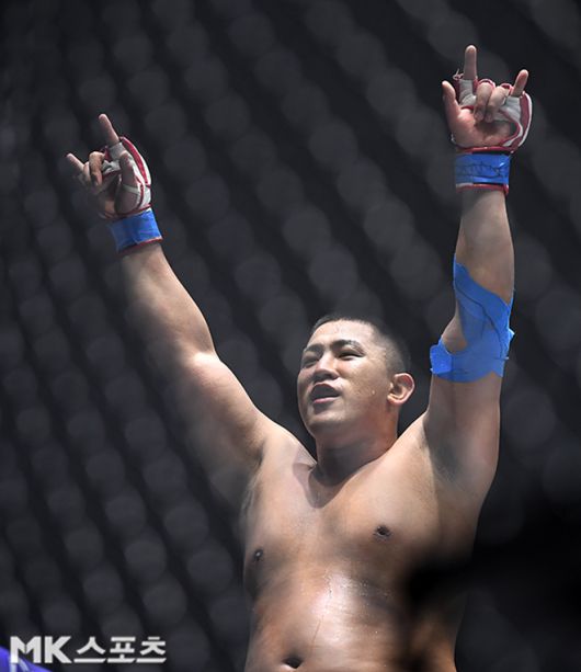 세키노 다이세이가 로드FC 71에서 제92회 전국체육대회 레슬링 그레코로만형 남자대학부 120㎏ 우승자 심건오한테 KO승을 거둔 후 기뻐하고 있다. 사진=천정환 기자