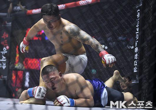 김태인(위)이 2024년 4월 초대 로드FC 헤비급 챔피언 결정전에서 세키노 다이세이를 공격하고 있다. 사진=천정환 기자