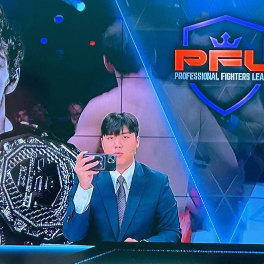 홍석현 아나운서가 2023 PFL 정규시즌 마지막 중계를 마치고 기념 촬영을 하고 있다. 사진=본인 제공