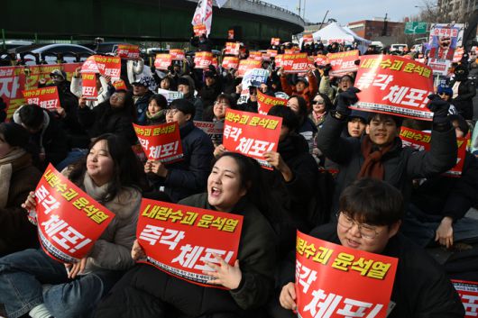 12일 대통령 관저 앞에서 열린 윤석열 대통령 탄핵 찬성 집회에서 참석자들이 윤 대통령 체포를 촉구하고 있다. [김호영 기자]