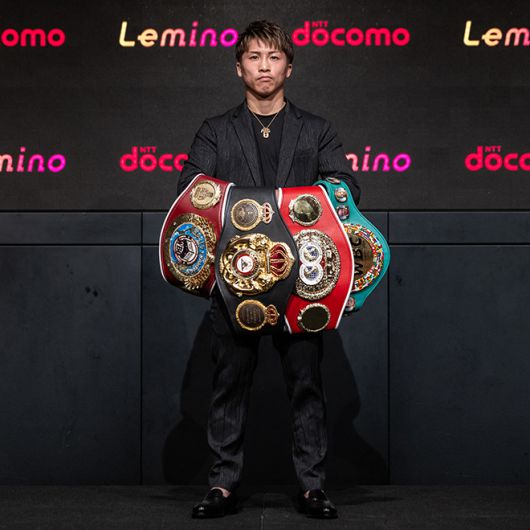 이노우에 나오야가 2024년 7월 일본 도쿄 기자회견에서 세계복싱기구 세계복싱협회 국제복싱연맹 세계복싱평의회 슈퍼밴텀급 챔피언 벨트를 들고 촬영에 응하고 있다. 사진=AFP=연합뉴스 제공