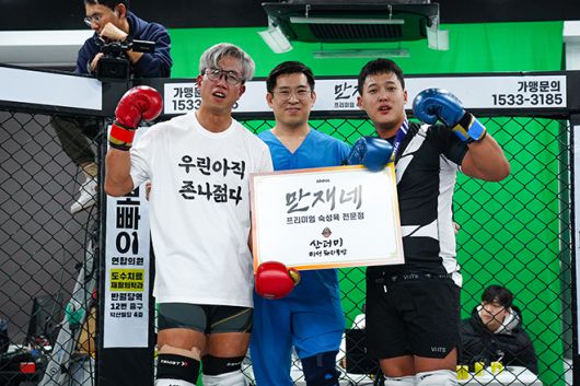 ‘뚝배기 사범’ 이호철(왼쪽)이 KMMA26 경기를 마친 후 ‘만재네’ 대표 송민재(오른쪽), 메인스폰서 뽀빠이연합의원 김성배 대표원장과 기념 촬영을 하고 있다. 사진=스탠다드앤드프로그레스 스포츠에이전시 제공