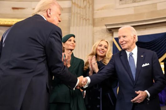 도널드 트럼프 미국 대통령(왼쪽)이 20일(현지시간) 미국 워싱턴 DC의 국회의사당 로툰다에서 취임식을 마친 후 이방카 트럼프와 티파니 트럼프가 지켜보는 가운데 조 바이든 전 미국 대통령과 악수하고 있다. [사진 = 로이터연합뉴스]