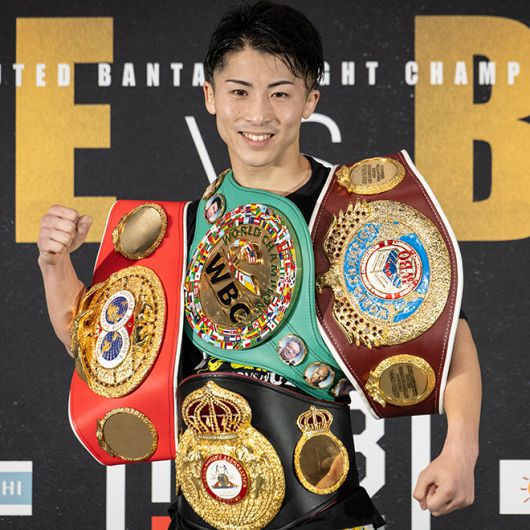 이노우에 나오야가 2022년 12월 일본 도쿄 아리아케 아레나에서 프로복싱 밴텀급 통합 타이틀 획득 기념 촬영을 하고 있다. 챔피언 벨트는 왼쪽부터 국제복싱연맹 세계복싱평의회 세계복싱기구, 아래는 세계복싱협회. 사진=AFP=연합뉴스 제공