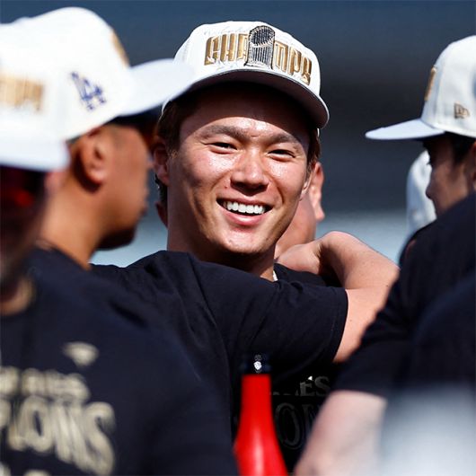 야마모토 요시노부가 2024년 11월 미국프로야구 로스앤젤레스 다저스 월드시리즈 우승 축하 행사에서 미소 짓고 있다. 사진=Getty Images=연합뉴스 제공