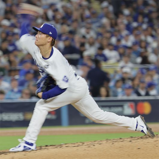 야마모토 요시노부가 2024 메이저리그 월드시리즈 2차전 로스앤젤레스 다저스 홈경기 4회 뉴욕 양키스를 상대로 공을 던지고 있다. 사진=EPA=연합뉴스 제공