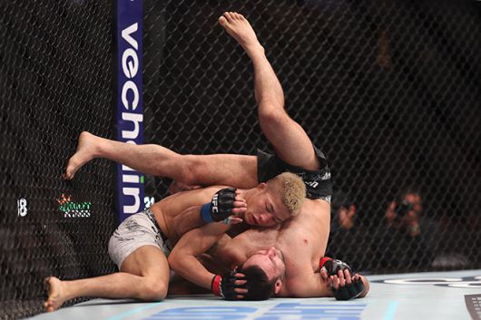 나카무라 린야가 2024년 2월 UFC298에서 그래플링 우위를 점하고 있다. 사진=Getty Images=연합뉴스 제공