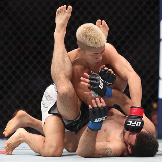 나카무라 린야가 2024년 2월 UFC298에서 상위 포지션을 점유하고 있다. 사진=Getty Images=연합뉴스 제공