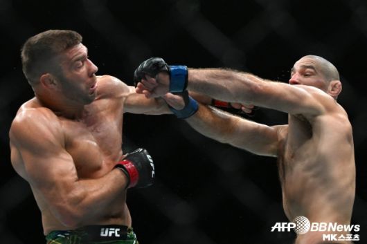 뒤플레시는 미들급 챔피언이 됐던 지난 스트릭랜드와의 1차전과 전혀 다른 모습을 보였다. 무한 전진을 통해 스트릭랜드의 타격을 극복했던 과거와 달리 이번에는 적절한 거리 유지, 그리고 정확한 펀치와 킥으로 안정적인 모습을 보였다. 사진(시드니 호주)=AFPBBNews=News1