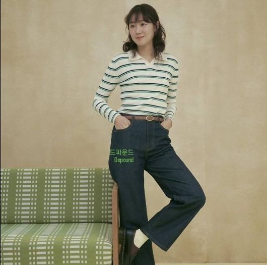 공효진은  하이웨이스트 데님 팬츠를 매치해 레트로 감성을 한층 강조하며, 빈티지한 분위기를 극대화했다.사진=공효진 SNS