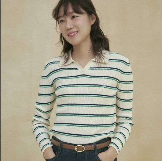 공효진은 클래식한 폴로 칼라가 돋보이는 스트라이프 니트 톱을 착용해 경쾌하면서도 세련된 무드를 연출했다.사진=공효진 SNS