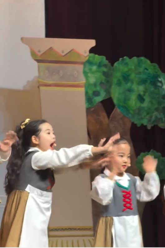 로아는 뮤지컬 ‘사운드 오브 뮤직’의 한 장면을 연기하며 사랑스러운 표정과 자연스러운 무대 매너로 시선을 사로잡았다.사진=조윤희 SNS