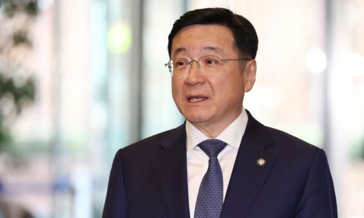 이찬희 삼성준법감시위원회 위원장이 18일 서울 서초구 삼성생명 서초타워에서 열리는 삼성 준감위 회의에 참석하며 취재진 질문에 답변하고 있다. [사진출처 = 삼성전자]